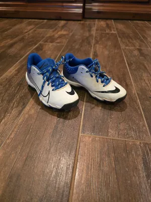 Size 13 Nike softball Cleats - size Shoes:      13 & 13.5 (Little Kid)